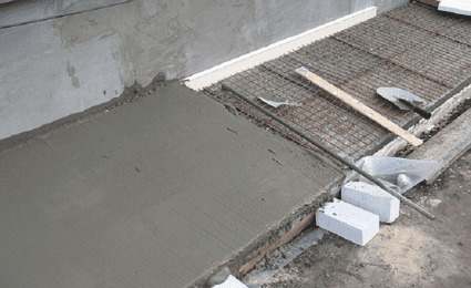 заливка бетонной отмостки вокруг бетона